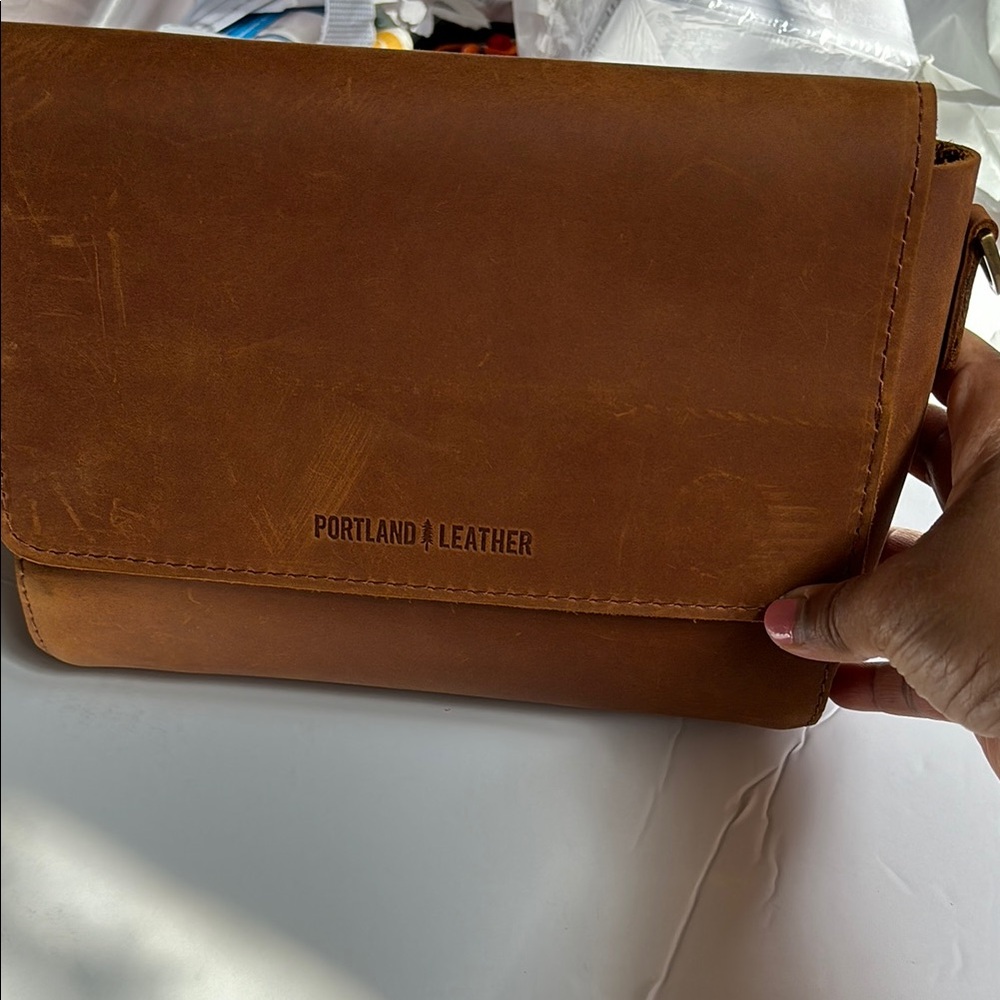 Dakota color Portland Leather Metro Medium crossbody bag BNNU